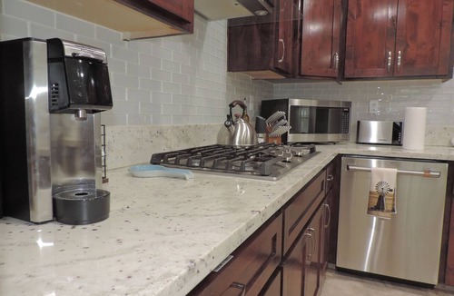 Clovis House | Clovis Foothill Retreat, Spa, BBQ & Mountain Views