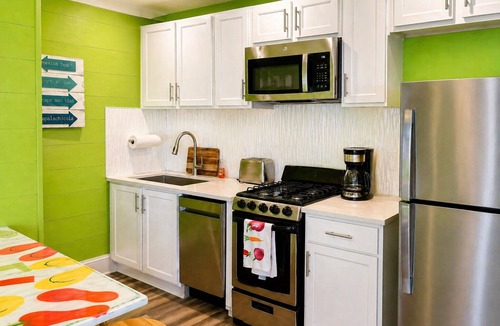 Mexico Beach House | Clown Fish Cottage - Pet Friendly with King Bed