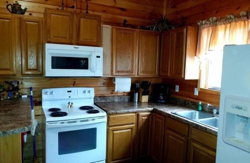 Montier Cabin | Collier Cabin in Pine Hollow ~ Eminence, MO