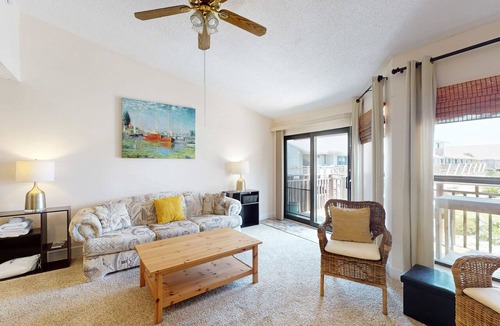 East End Condo | Comfortable townhome steps from beach with pool access, balcony, & W/D