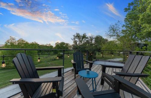 Waco House | Container home with rooftop views and pickleball-Pecan Grove