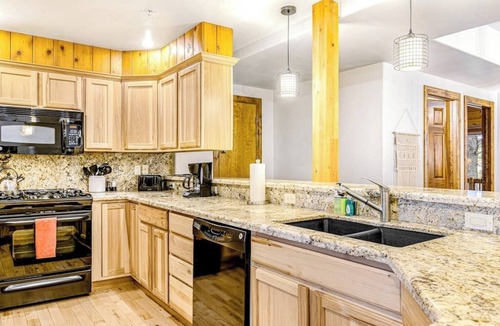 Pagosa Springs Condo | Convenient dog-friendly, course-front condo with washer/dryer - near hot springs