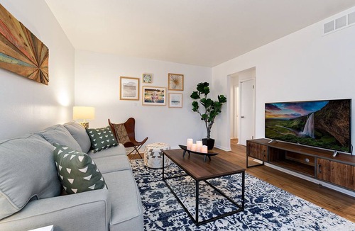 University Acres Condo | Couple’s Getaway | Dog Friendly, Bike to Old Town!