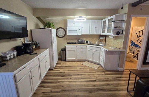 Highland House | Cozy 1-bedroom bungalow in gorgeous Sebring with AC and gym access