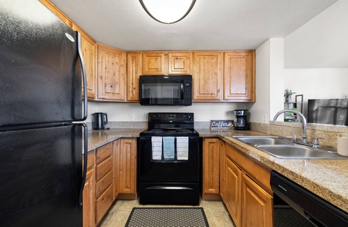Midvale Apartment | Cozy 2-bedroom apartment with hot tub & pool in charming Sandy