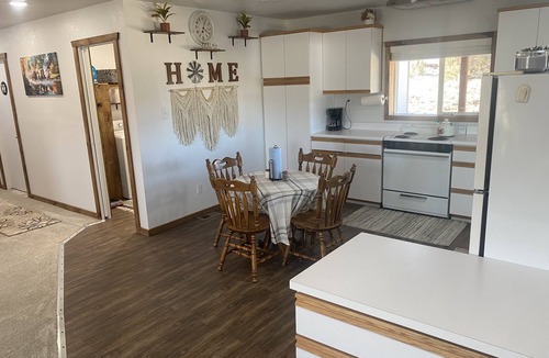Mammoth Creek Cabin | Cozy 2-bedroom cabin In enchanting Hatch near the river! Between Bryce and Zion