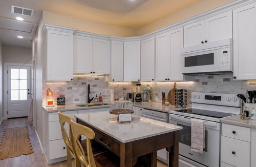 Spanish Fork Cottage | Cozy 2-bedroom cottage in family friendly neighborhood. Close to everything!