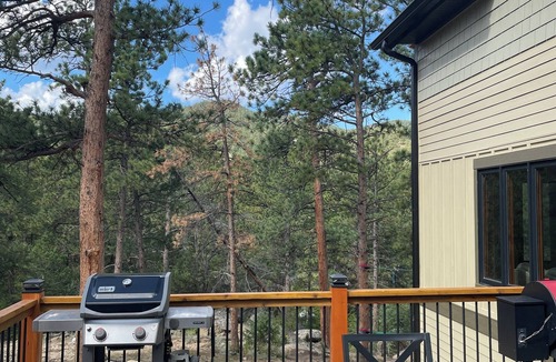 Coal Creek Canyon Cabin | Cozy 3-bedroom cabin in peaceful Golden Colorado Rockies with WiFi
