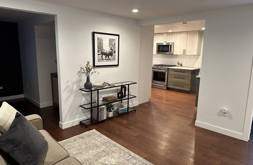 Barths House | Cozy 3BR Home with AC, Hot Tub & Walkable Restaurants