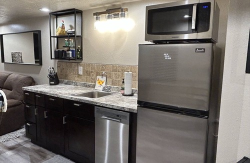 Sandy Apartment | Cozy Basement Apartment - Easy Drive to Ski Resorts - Massage Chair!