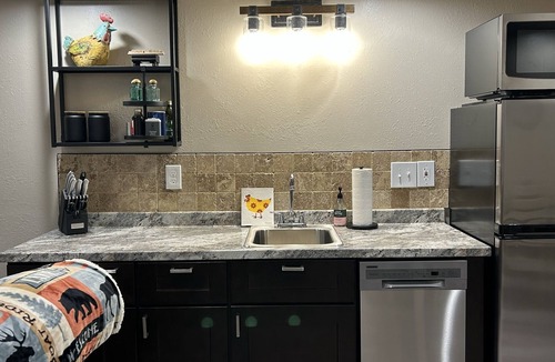 Sandy Apartment | Cozy Basement Apartment - Easy Drive to Ski Resorts - Massage Chair!