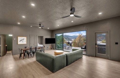 Glendale Cabin | Cozy Cabin 25 Min from Zion w/Arcade & Hot Tub