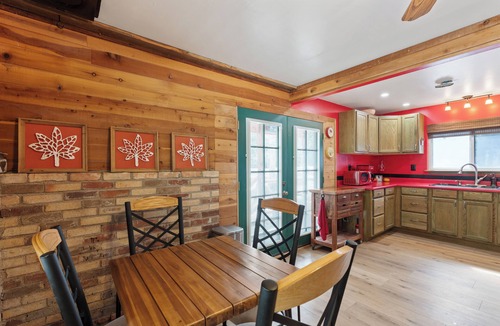Meadow View Heights Cabin | Cozy Cabin & Hot Tub Pet Friendly with AC and Fast WiFi in Duck Creek Village