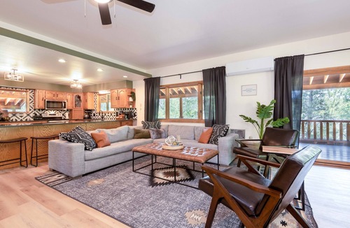 Mammoth Creek Cabin | Cozy Cabin Next To State and Natl Parks w/Hot Tub!