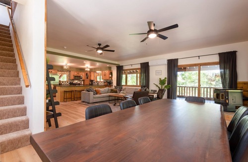 Mammoth Creek Cabin | Cozy Cabin Next To State and Natl Parks w/Hot Tub!