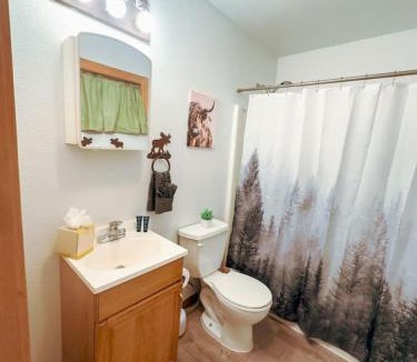 Grand Lake House | Cozy cabin Steps from Lake and Board walk 5 min RMNP Moose Lodge Studio
