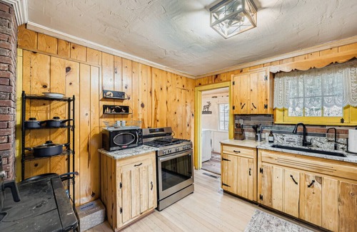 Green Mountain Falls Cabin | Cozy Cabin w/Hot Tub, Games, Firepit, & Views