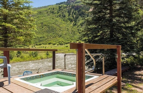 Carbondale Cabin | Cozy cabin w/shared natural hot spring hot tub - nature preserve across river