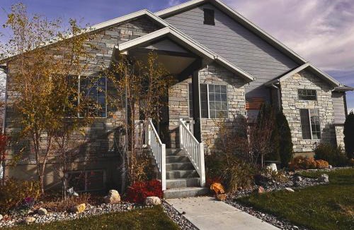 West Valley City House | Cozy & Comfy Mountain-View Home Airport 15 min