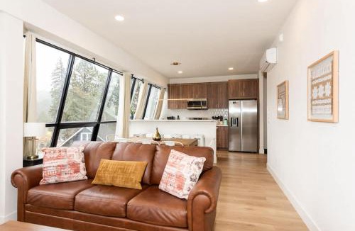 Kerr Gulch Apartment | Cozy Condo with Beautiful View of Evergreen