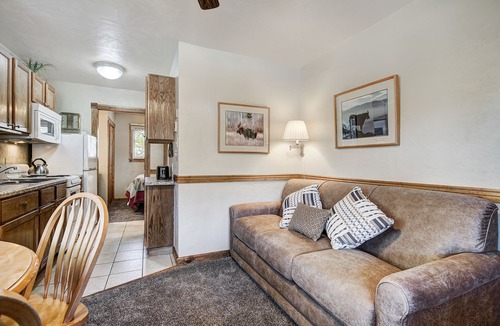 Breckenridge Condo | Cozy, Corner Top Floor Unit in Perfect Downtown Location | PM8B