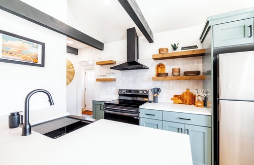 Orderville House | Cozy Cottage Between Zion and Bryce! Family Friendly, Firepit with Mountain View