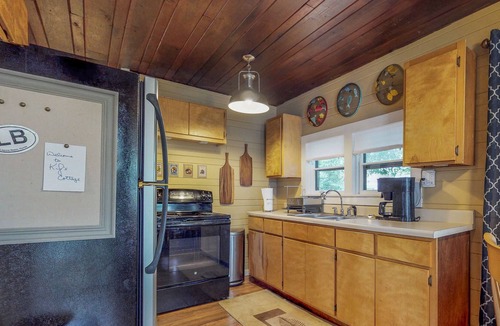 Laguna Beach House | Cozy cottage with large porch & private yard - 1 block to beach, dogs OK