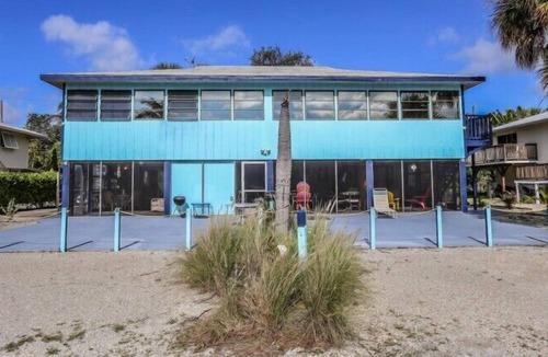 Mid Island House | Cozy home in great location, walk to beach + town