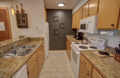 Lakeside Village Condo | Cozy Keystone Escape | Lake, Views + Trails