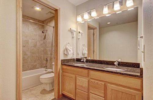 Historic District Hotel | Cozy King Room near Main Street & Gondola