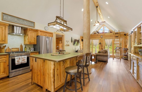 Black Hawk Cabin | Cozy Log Cabin w/Private Lake & State Park Access! Jacuzzi, Sauna, Kayaks!