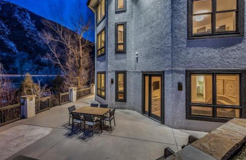 Basalt House | Cozy mountain home w riverfront patio