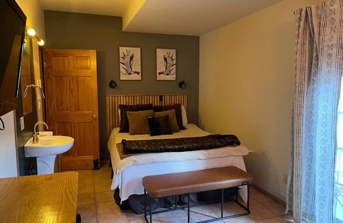 Twin Lakes Cabin | Cozy mountain lodge room steps from glacial lakes & Mt. Elbert