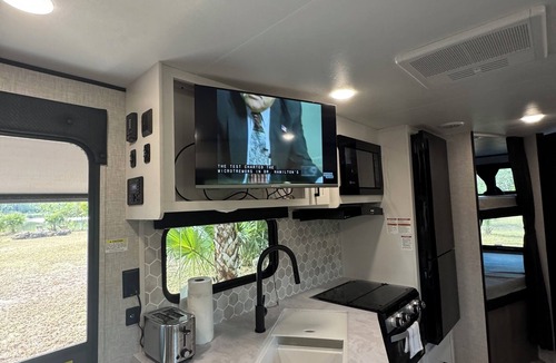 Clewiston House | Cozy New Camper on Lake Front with access to fishing