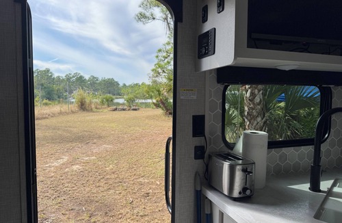 Clewiston House | Cozy New Camper on Lake Front with access to fishing
