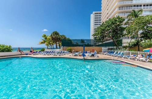 Galt Mile Condo | Cozy Ocean Front Condo, Pool & Tiki Bar - Sleeps 4
