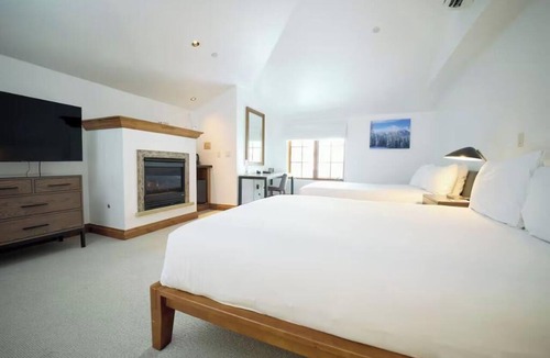 Vail Hotel | Cozy room with 2 Queens at Gravity Haus in the heart of Vail Village - walk to ski lifts!