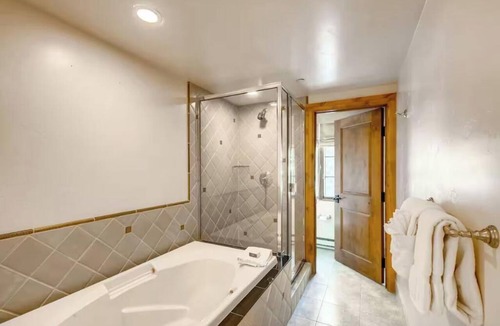 Vail Hotel | Cozy room with 2 Queens at Gravity Haus in the heart of Vail Village - walk to ski lifts!