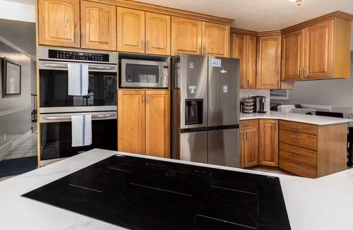 Cottonwood Heights House | Cozy Ski Getaway. Hot Tub w/Mtn Views