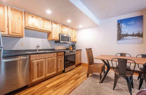 Copper Mountain Village Condo | Cozy Ski-in/Walk-out condo, free wifi, & parking, great value