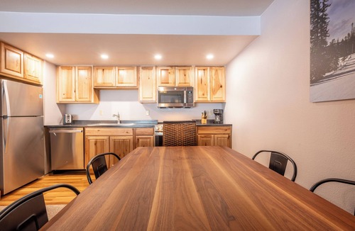 Copper Mountain Village Condo | Cozy Ski-in/Walk-out condo, free wifi, & parking, great value