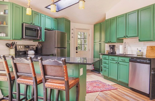 Sherwood Forest Cabin | Cozy snow globe like cabin in Blue River forest 7 min to Breck. On bus route!