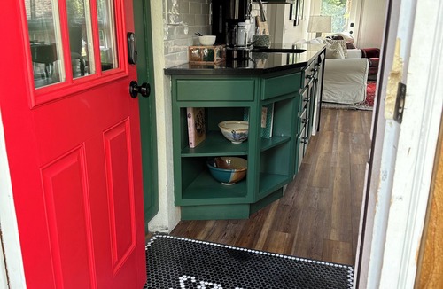 Sherwood Forest Cabin | Cozy snow globe like cabin in Blue River forest 7 min to Breck. On bus route!