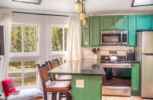 Sherwood Forest Cabin | Cozy snow globe like cabin in Blue River forest 7 min to Breck. On bus route!