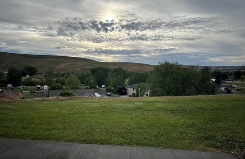 Pendleton Apartment | Cozy studio daylight basement with beautiful views Pendleton