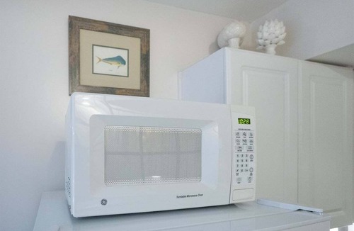 Thunderbolt Apartment | Cozy Studio/Sleeps 2/Mins to DT and Tybee/Outdoor Patio