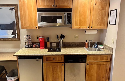 Mount Crested Butte Condo | Crested Butte Condo with King Bed, Outdoor Pool and Hot Tub