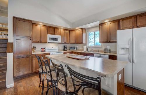 Central Colorado Springs House | Cresthaven Hall 2 Mins to UCCS Family Fun & BBQ