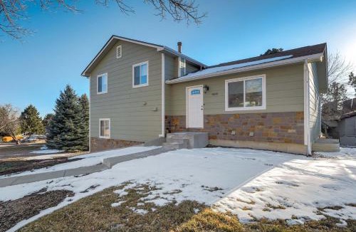 Central Colorado Springs House | Cresthaven Hall 2 Mins to UCCS Family Fun & BBQ