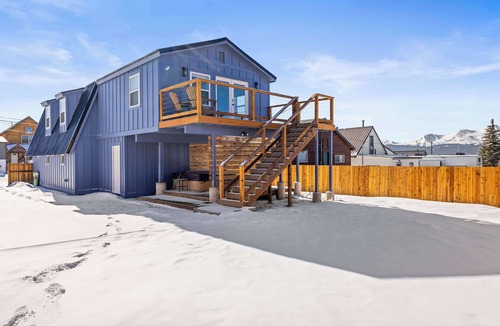 Leadville North House | Dairy Flat 2BR — Hot Tub, Fenced Dog Yard, Walk to Downtown Leadville